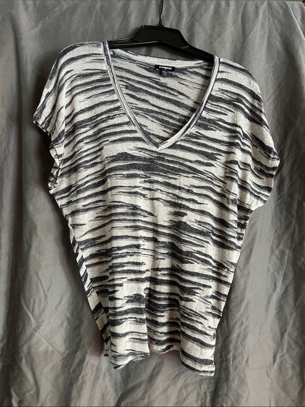 Express Black & Cream Zebra V-Neck Short Sleeve Top